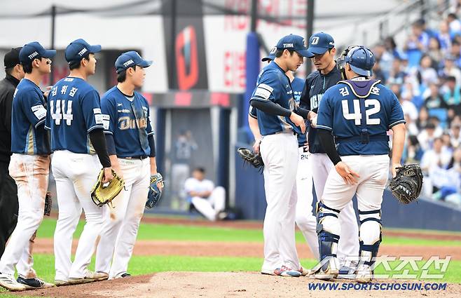 6일 대구 삼성라이온즈파크에서 열린 NC와 삼성의 와일드카드 1차전. 6회말 NC 이용훈 투수코치가 마운드에 올라 구창모와 대화를 나누고 있다. 대구=송정헌 기자songs@sportschosun.com/2025.10.06/