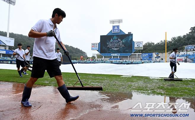 6일 대구 삼성라이온즈파크에서 열린 NC와 삼성의 와일드카드 1차전, 그라운드에 비가 내려 경기운영요원들이 물기 제거작업을 하고 있다. 대구=허상욱 기자wook@sportschosun.com/2025.10.06/