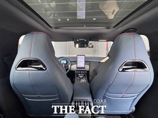 뒷좌석에서 바라본 전경. 시트 등받이 각도와 파노라믹 선루프 덕분에 개방감이 느껴진다. /황지향 기자