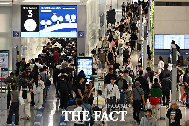 민족 대명절 추석인 6일 오전 인천국제공항 제1여객터미널 출국장이 여행객들로 북적이고 있다. /인천국제공항=남용희 기자