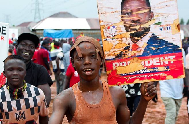 우간다 청년들이 보비 와인 유세 지지에 참석했다. /로이터 연합뉴스