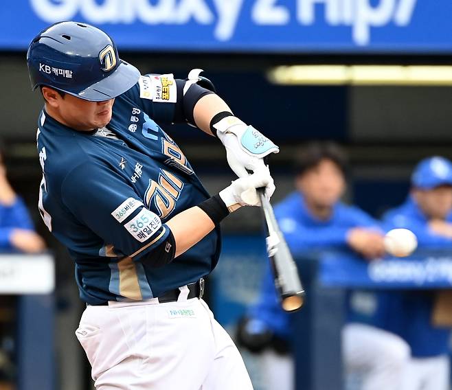 6일 대구 삼성라이온즈파크에서 열린 NC와 삼성의 와일드카드 1차전, 5회초 NC 김형준이 솔로홈런을 치고 있다. /허상욱 스포츠조선 기자