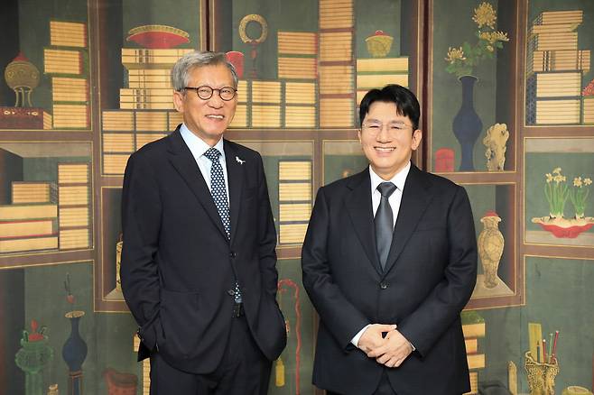 유홍준 국립중앙박물관장(왼쪽), 방시혁 하이브 의장이 2일 서울 용산구 국립중앙박물관에서 기념 촬영을 하고 있다. /국립중앙박물관 제공