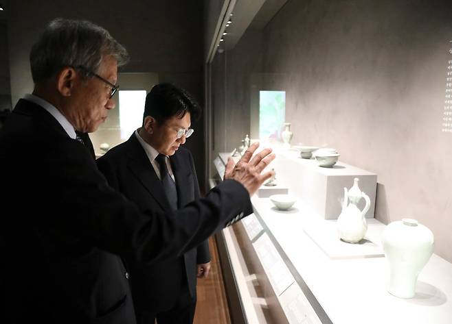 국립중앙박물관은 국립박물관문화재단, 가요 기획사 하이브와 함께 한국 문화유산과 K-컬처 확산을 위해 협력하자는 내용의 양해각서를 체결했다고 2일 밝혔다. 국립중앙박물관에서 전시를 관람하는 유홍준 국립중앙박물관장(왼쪽)과 방시혁 의장. /국립중앙박물관 제공