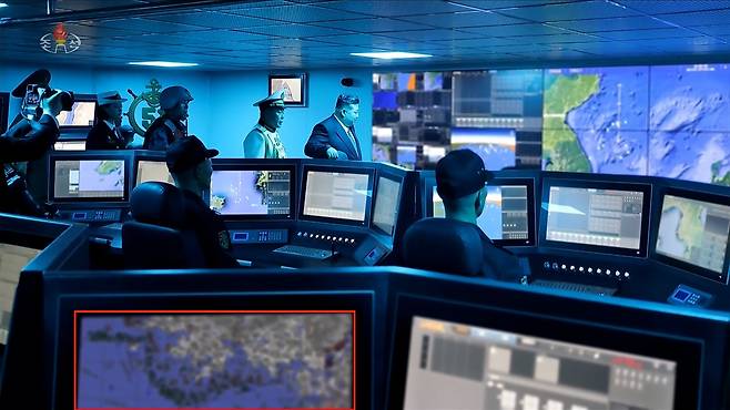 김정은 국무위원장이 지난 5일 무장장비전시회 참관 일정으로 5000t급 신형 구축함인 '최현호'를 돌아봤다고 조선중앙TV가 6일 보도했다. 구축함 모니터에 서해 북방한계선(NLL) 부근의 레이더 화면이 표시돼 있다. /조선중앙TV 화면