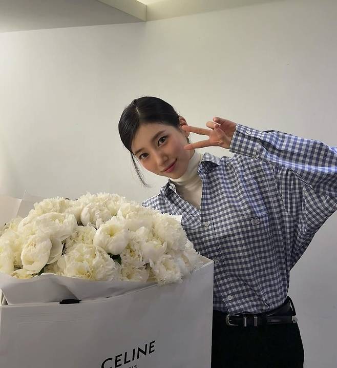 셔츠, 터틀넥을 레이어링 한 수지. 인스타그램 @skuukzky