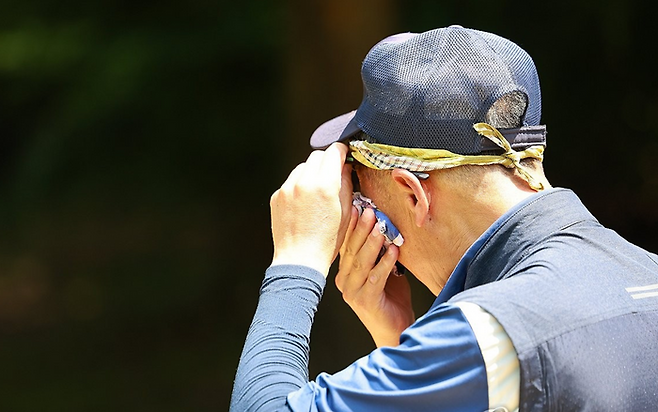 폭염에 한 시민이 땀을 닦고 있다. ⓒ연합뉴스