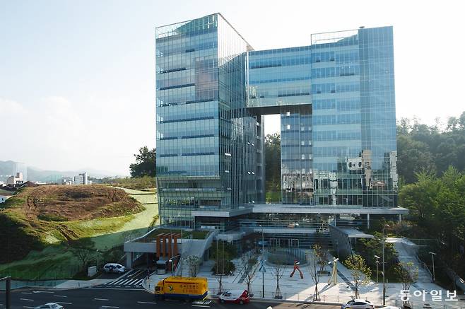 새만금 신공항 기본계획을 중단하라는 판결을 내린 서울행정·가정법원 전경. 동아일보DB