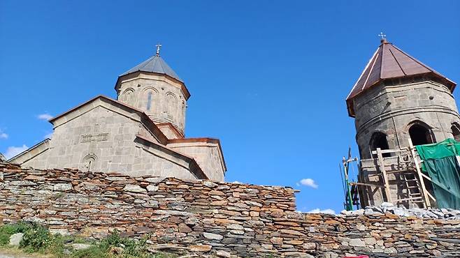 카즈베기 고산지대에 위치한 게르게티 삼위일체 교회.