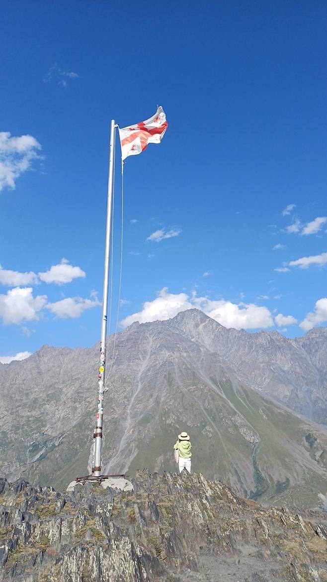게르게티 삼위일체 교회 옆의 조지아 국기.