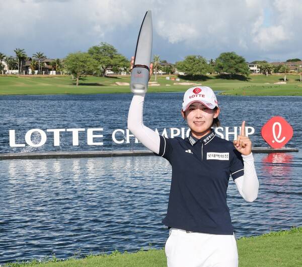 2025년 미국여자프로골프(LPGA) 투어 롯데 챔피언십에서 김효주와 접전 끝에 우승을 차지한 황유민 프로가 우승 트로피를 들고 기념 촬영하는 모습이다. 사진제공=대홍기획 (사진을 무단으로 사용하지 마십시오.)