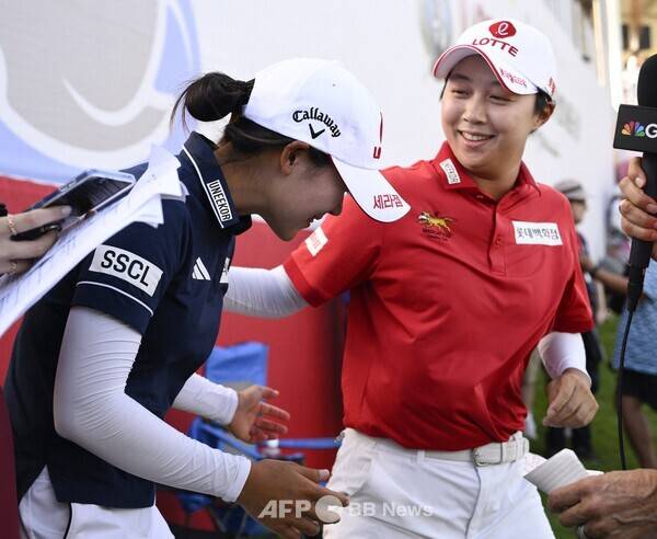 2025년 미국여자프로골프(LPGA) 투어 롯데 챔피언십 준우승을 기록한 김효주 프로가 우승을 차지한 황유민 프로를 축하해주는 모습이다. 사진제공=ⓒAFPBBNews = News1 (사진을 무단으로 사용하지 마십시오.)