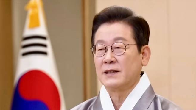 이재명 대통령이 4일 추석 인사를 전하는 모습. (유튜브 캡처)