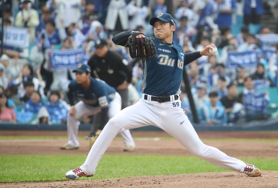 역투하는 구창모   (대구=연합뉴스) 김현태 기자 = 6일 대구 삼성라이온즈파크에서 열린 2025 KBO 포스트시즌 와일드카드 1차전 삼성 라이온즈와 NC 다이노스의 경기. NC 선발투수 구창모가 1회말 역투를 하고 있다. 2025.10.6   mtkht@yna.co.kr (끝)  〈저작권자(c) 연합뉴스, 무단 전재-재배포, AI 학습 및 활용 금지〉