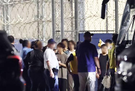 이민단속으로 체포됐던 현대차-LG엔솔 배터리공장 건설 현장 직원들이 애틀란타 공항으로 향하기 위해 지난달 11일(현지시간) 미국 조지아주 포크스턴의 이민세관단속국(ICE) 구금시설을 나서며 버스에 탑승하고 있다. [연합뉴스]