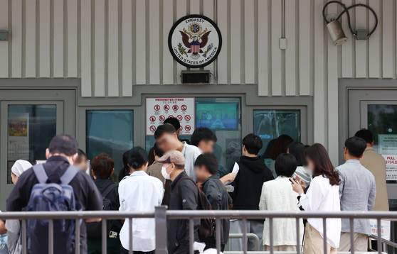지난달 22일 오전 서울 종로구 미국대사관 앞에서 시민들이 비자를 발급받기 위해 줄 서 있다. [뉴스1]
