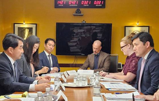 지난달 30일(현지시간) 미국 워싱턴DC에서 미 조지아주 한국인 구금 사태의 재발 방지를 위한 '비자 워킹그룹' 첫 회의가 열리고 있다. 외교부는 지난 1일 ″이 회의를 통해 B-1 비자로도 미국 투자와 관련한 해외 구매 장비의 설치, 점검, 보수가 가능하다고 확인했고, 전자여행허가(ESTA)로도 B-1 비자 소지자와 동일한 활동이 가능하다는 점을 재확인했다″고 밝혔다. [외교부]