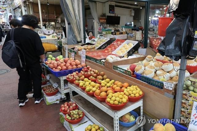 ▲ 추석연휴를 앞둔 2일 서울 시내 한 전통시장에서 시민들이 장을 보고 있다. 한국소비자단체협의회 물가감시센터는 추석 제사용품 구매에 드는 비용이 4인 기준 평균 32만2천752원으로 추석 3주 전 조사 때보다 2.3% 줄었다고 밝혔다.