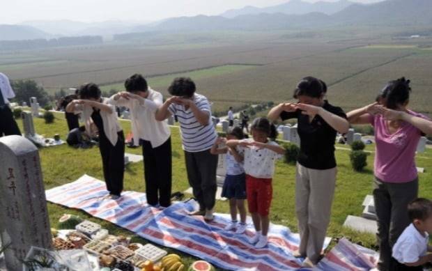 추석 성묘하는 북한 주민들. 연합뉴스