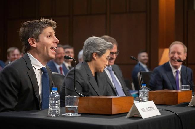 샘 올트먼 오픈AI CEO(왼쪽 첫번째)와 리사 수 AMD CEO(왼쪽 두번째)가 지난 5월 미국 워싱턴에서 열린 상원 청문회에서 발언하고 있다. /AP 연합뉴스