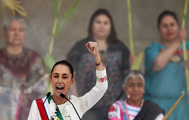 2024년 10월 1일(현지시간) 멕시코의 대통령으로 취임한 클라우디아 셰인바움이 기념식 연설을 하고 있다. AFP연합뉴스