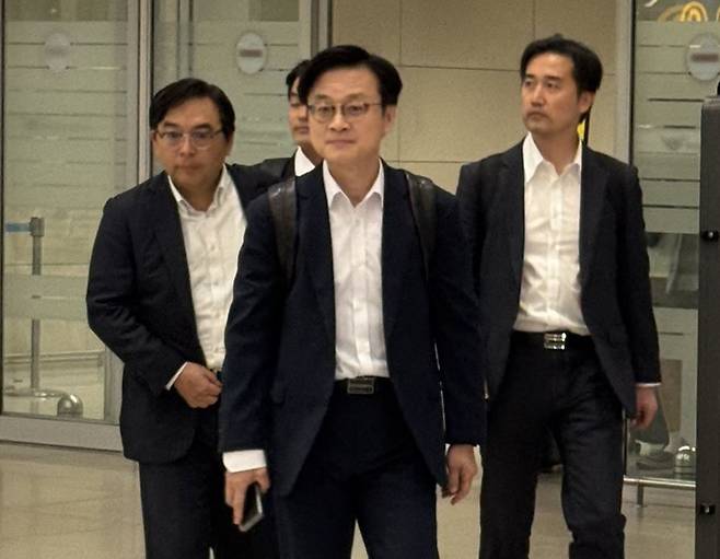 김정관 산업통상부 장관이 6일 오전 인천공항 제2터미널 입국장을 통해 귀국하고 있다. 김 장관은 지난 4일(현지시간) 미국 뉴욕을 방문해 하워드 러트닉 미 상무부 장관과 한미 관세 협상 관련 후속 협의를 이어갔다. 연합뉴스