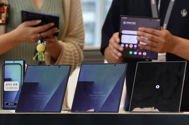 지난 15일 서울 서초구 삼성 강남에서 시민들이 갤럭시 Z폴드7을 살펴보고 있다. 연합뉴스