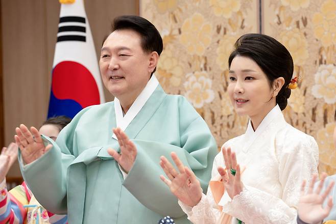 윤석열 전 대통령이 재직 중이던 지난해 9월8일 김건희 여사와 서울 용산 대통령실 청사에서 추석 명절 영상을 촬영하고 있다. 대통령실 제공