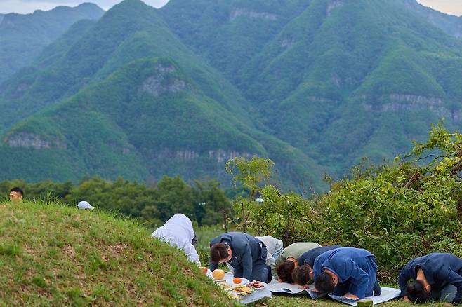 대통령실은 이재명 대통령과 김혜경 여사가 추석 당일인 6일 고향인 경북 안동을 방문한 모습을 SNS에 공개했다. 이재명 대통령 SNS