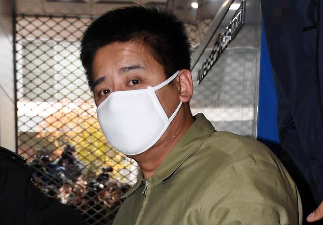 Lee Young-hak stares at a camera while entering the Seoul Northern District Court for the first trial on his murder of a 14-year-old girl on Nov. 17, 2017. [NEWS1]