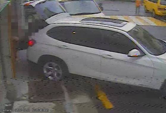 Surveillance camera footage shows the moment when Lee and his daughter put an object suspected to be a suitcase carrying the victim's body into Lee's vehicle on Oct. 1, 2017. [SEOUL JUNGNANG POLICE STATION]