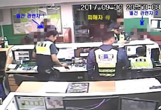 Mother of the 14-year-old victim visits the Mangu patrol station to report her daughter's missing on Sep. 30, 2017. [YONHAP]