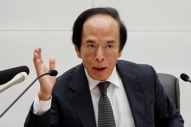우에다 가즈오 일본은행 총재가 지난달 19일 도쿄 본관에서 금융정책결정회의를 마친 뒤 기자회견에서 취재진의 질문을 받고 있다. 로이터연합뉴스
