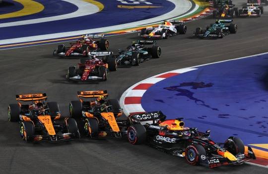 1랩 3번 코너에서 경쟁하는 랜도 노리스(오른쪽)와 오스카르 피아스트리. 사진[로이터=연합뉴스]