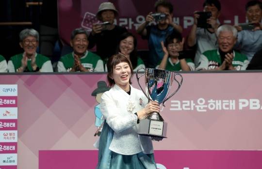 한복을 입고 트로피를 들어 올린 김가영. 사진(연합뉴스)