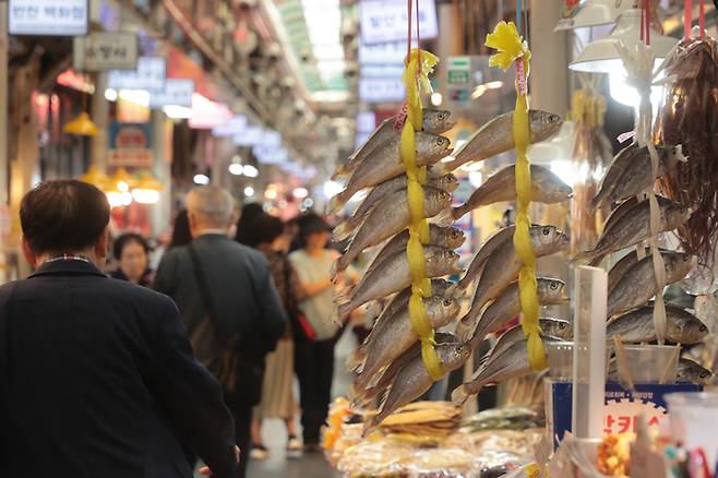 추석연휴를 앞둔 지난 2일 서울 시내 한 전통시장에서 시민들이 장을 보고 있다. [사진 출처 = 연합뉴스]