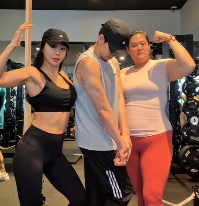 가수 미나·류필립 부부와 시누이 박수지 씨