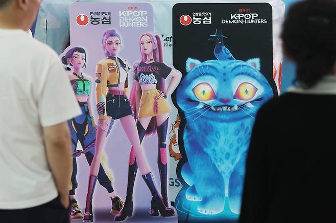지난 8월 31일 인천국제공항 제2여객터미널 GS25 편의점에 인기 애니메이션 영화 ‘케이팝 데몬 헌터스’ 제품 홍보물이 눈길을 끌고 있다. [사진 = 연합뉴스]
