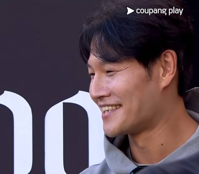 손흥민 경기 중계화면에 잡힌 김종국. 사진ㅣ쿠팡플레이