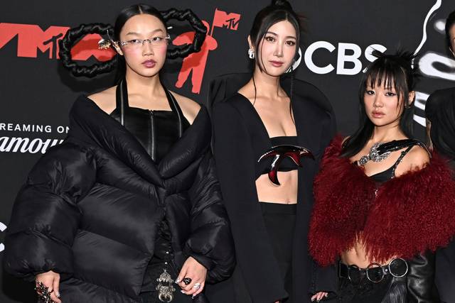 지난달 MTV비디오뮤직어워즈 참석한 ‘케데헌’ 헌트릭스 실제 가수 오드리 누나, 이재, 레이 아미. [사진 = AP 연합뉴스]