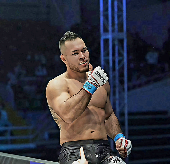 엔히키 시게모투가 2019년 11월 전라남도 여수시 진남체육관 로드FC 56 승리 후 기뻐하고 있다. 시게모투는 2020년 9월 데이나 화이트 UFC 회장 겸 CEO가 직접 주최하는 오디션 Contender Series 시즌4 6주차 미들급 일정에 참가한다. 사진=세계격투스포츠협회