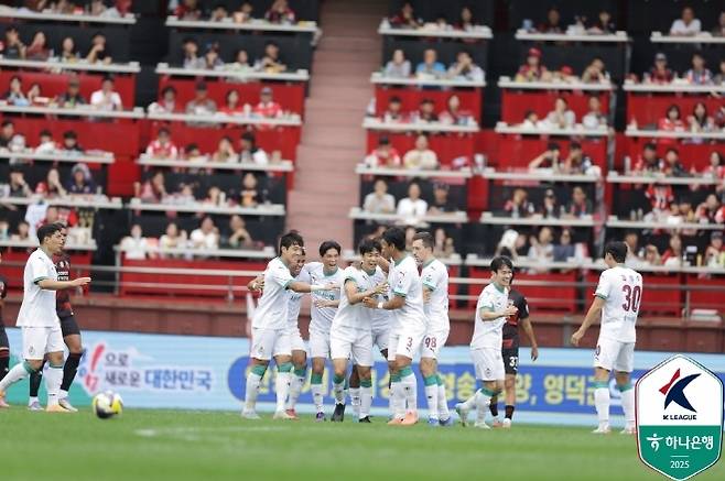 마사의 득점을 축하하고 있는 대전하나시티즌 선수들. 사진=한국프로축구연맹