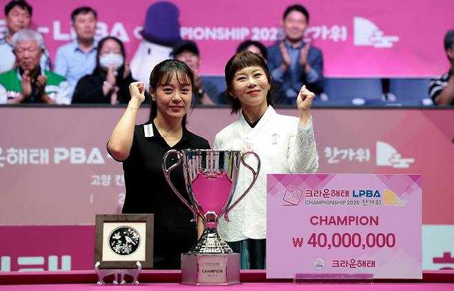 LPBA 최고의 스타 김가영과 풀세트 접전을 벌인 임경진이 아쉬운 준우승 소감을 밝혔다. 사진은 지난 5일 경기 고양킨텍스 PBA스타디움에서 열린 2025-26시즌 5차 투어 크라운해태 PBA-LPBA 챔피언십 한가위 LPBA 결승전에서 준우승을 차지한 임경진(왼쪽)이 우승자 김가영의 모습. /사진=프로당구협회(PBA) 제공