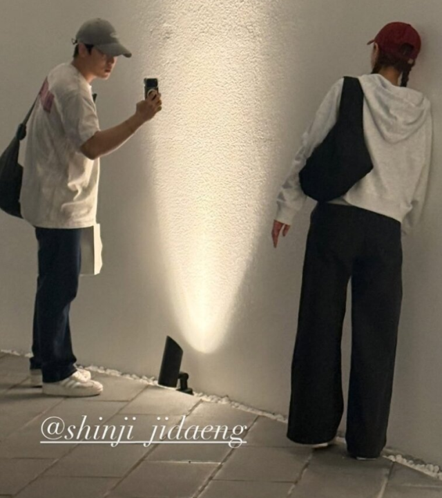 내년 결혼을 앞두고 있는 가수 문원-코요태 신지. /신지 소셜미디어