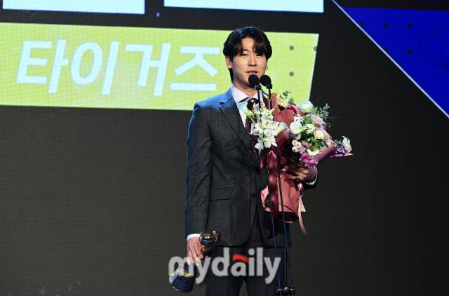 2024년 11월 26일 오후 서울 잠실 롯데호텔 월드에서 '2024 KBO 시상식'이 열렸다. KIA 박찬호가 유격수 수비상을 받고 있다./마이데일리