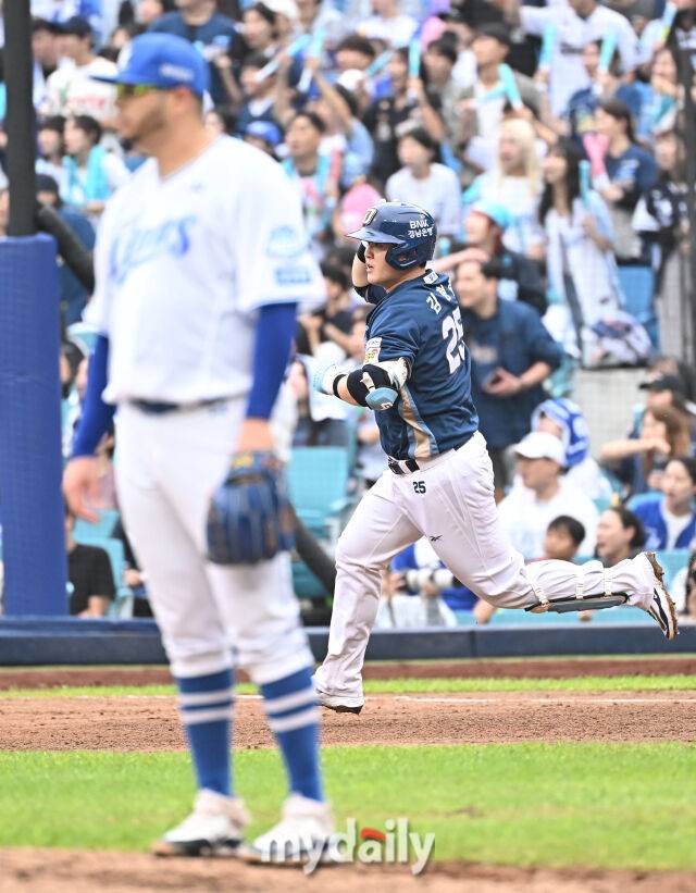 6일 오후 대구광역시 수성구 대구삼성라이온즈파크에서 진행된 '2025 프로야구 KBO리그 포스트시즌' 와일드카드 결정전 1차전 삼성라이온즈와 NC다이노스의 경기. NC 김형준이 5회초 1사에서 1점 홈런을 터뜨린 뒤 베이스를 돌고 있다./대구 = 송일섭 기자