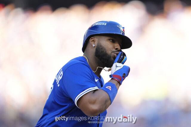 토론토의 블라디미르 게레로 주니어가 그랜드슬램을 폭발하고 세리머니하고 있다. /게티이미지코리아