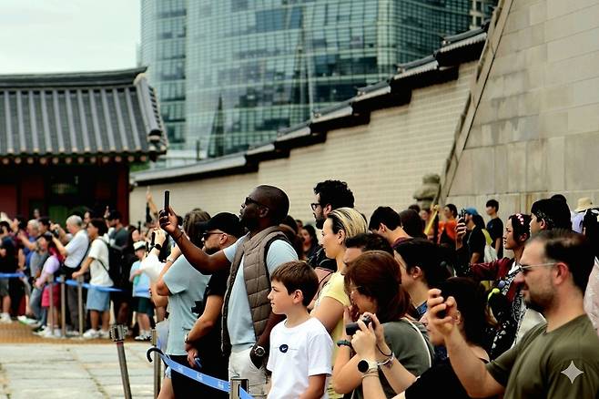 케이팝 데몬 헌터스 열풍 이후 케데헌 성지 중 하나로 꼽히는 고궁에 미국인들의 방문이 급증하고 있다. 트럼프가 깡패 처럼 한국을 괴롭혀도, 정작 미국인들의 한국사랑은 식을 줄을 모른다.