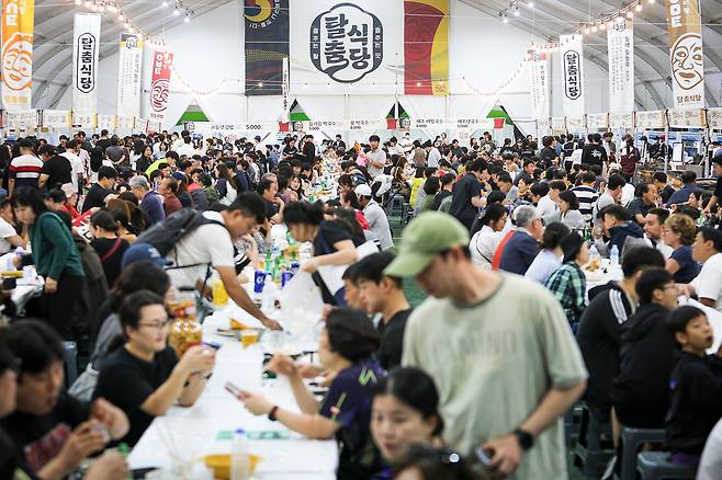 2025 안동국제탈춤페스티벌이 열흘간 160만 관람객 열기 속에  성황리에 마무리 됐다.이번축제는 전통·현대·세계가 어우러진 ‘시민이 만드는 축제’로 진화 됐다. 사진은 탈춤식당.[ 안동시 제공]