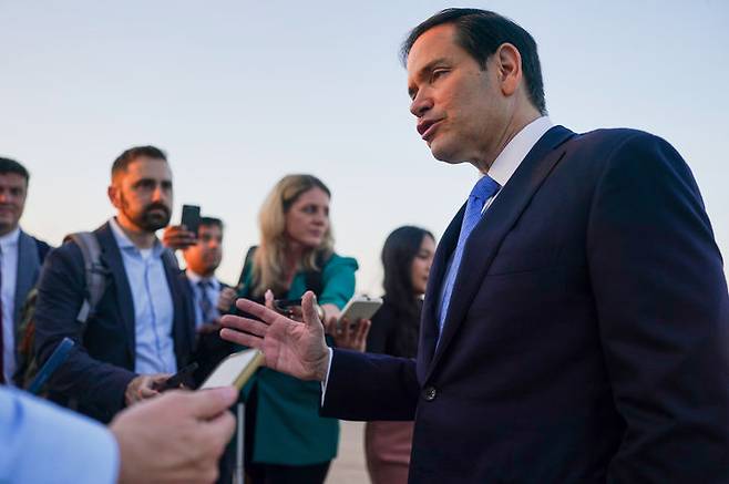 [텔아비브=AP/뉴시스] 이스라엘 공식 방문을 마친 마코 루비오 미국 국무장관이 지난달 16일(현지 시간) 텔아비브 인근 벤구리온 국제공항에서 카타르로 떠나기 전 기자회견하고 있다. 2025.09.16.